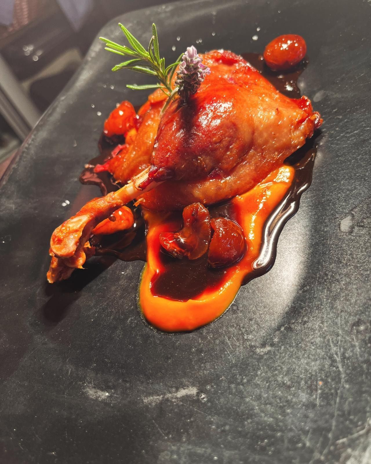 Un primer plano de un plato de comida sobre una mesa.