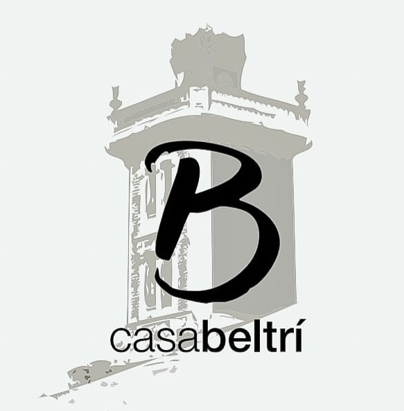 Un logotipo en blanco y negro para Casabeltri con una torre en el fondo.