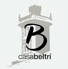 Un logotipo en blanco y negro para Casabeltri con una torre en el fondo.