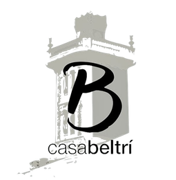 Un logotipo en blanco y negro de un edificio con la letra b en él.