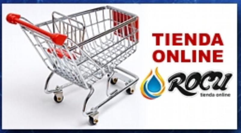 Una piscina elevada con revestimiento de madera, en un patio trasero con césped. El texto en la parte superior dice