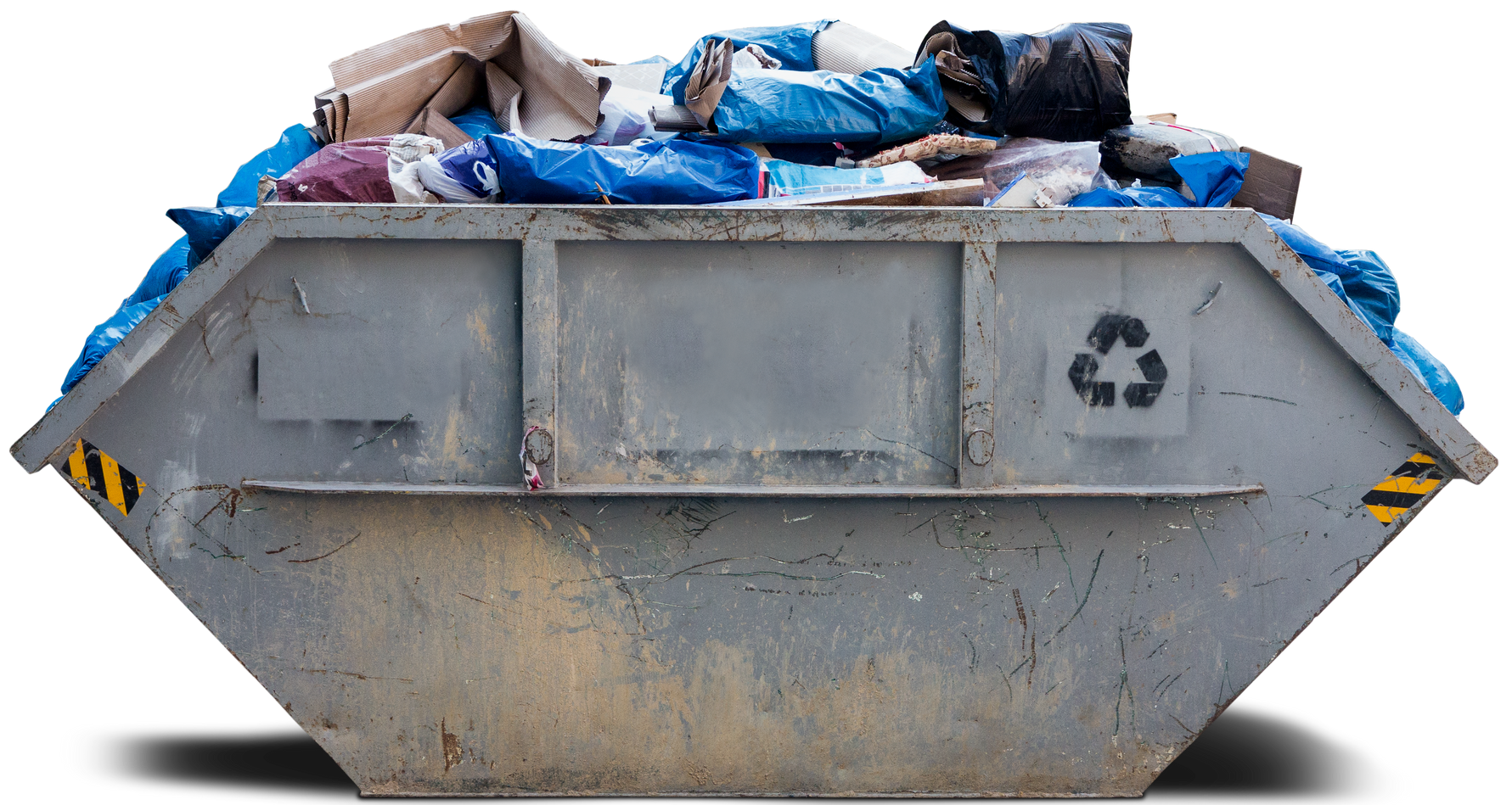 Conteneur à ordures gris rempli de sacs et de débris, débordant d'ordures.