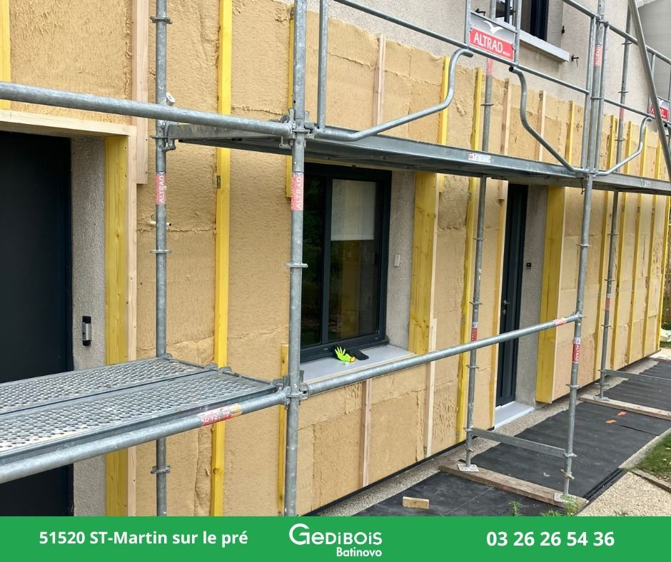 Mur extérieur isolé avec échafaudage à l'avant.