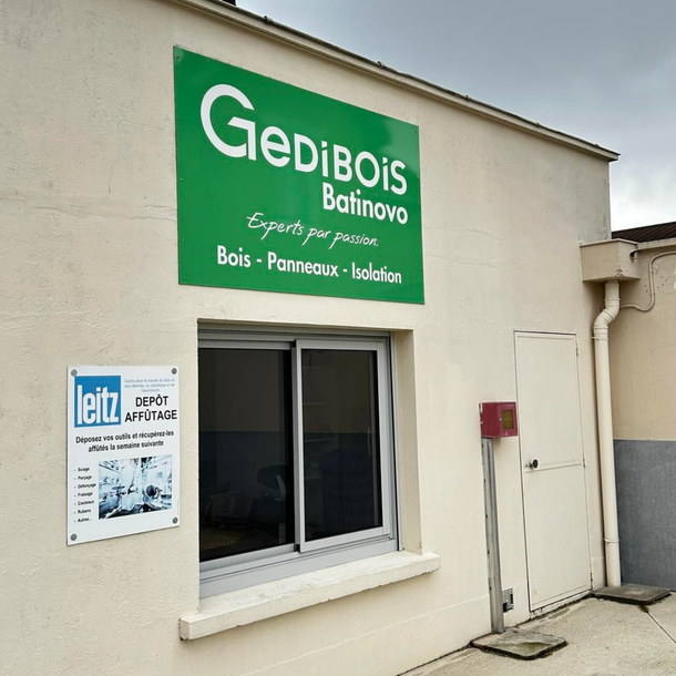 Enseigne verte Gédibois Bâtinovo sur un bâtiment.