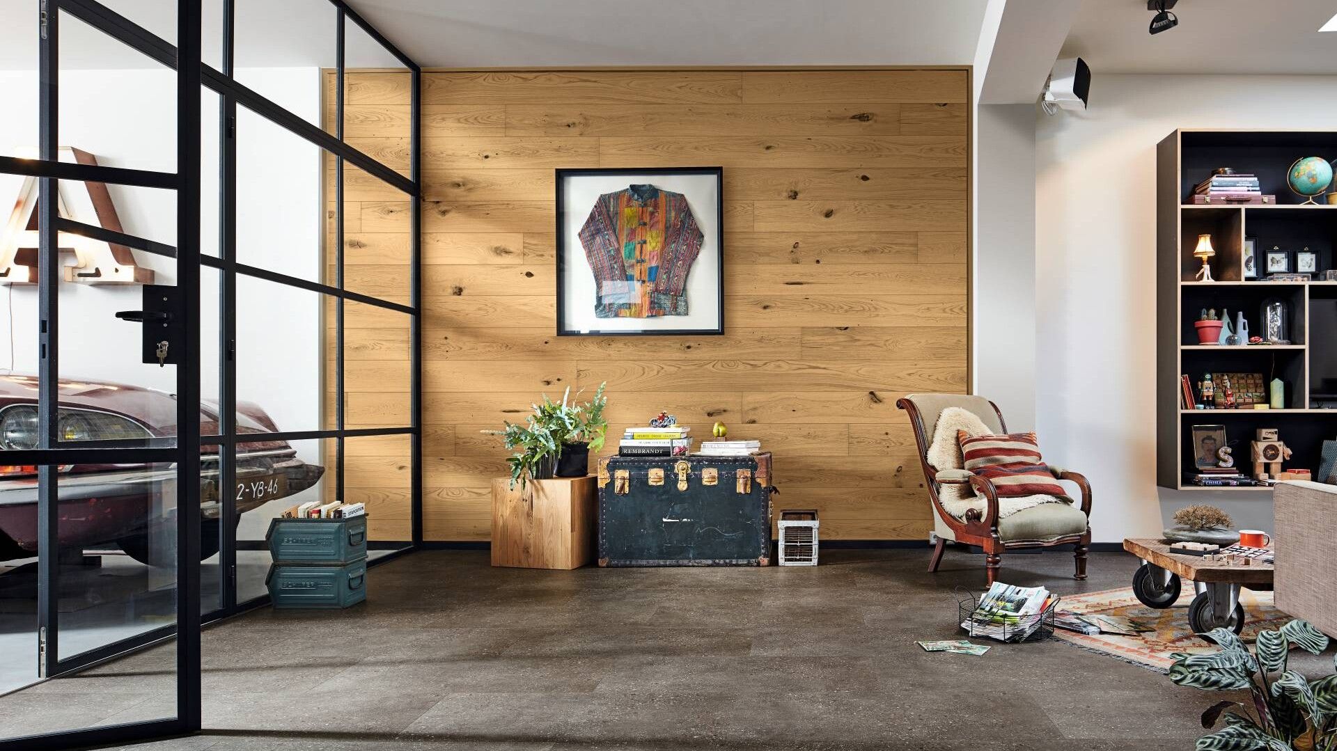 Un intérieur avec un mur en bois, une chaise, une table d'appoint, un lampadaire et un vase.