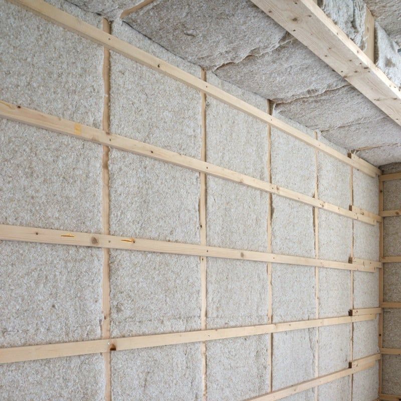 Empilement de panneaux de particules, montrant la structure composite en bois stratifiée.
