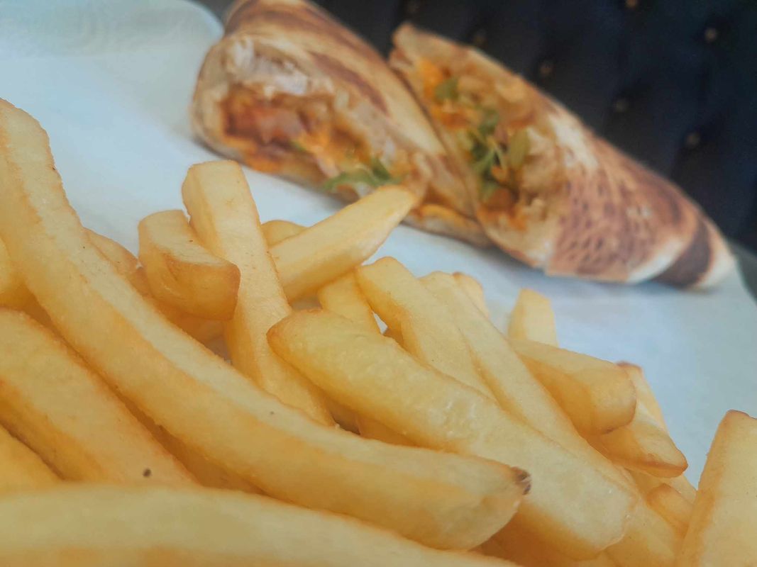 Frites avec un sandwich sur une assiette blanche