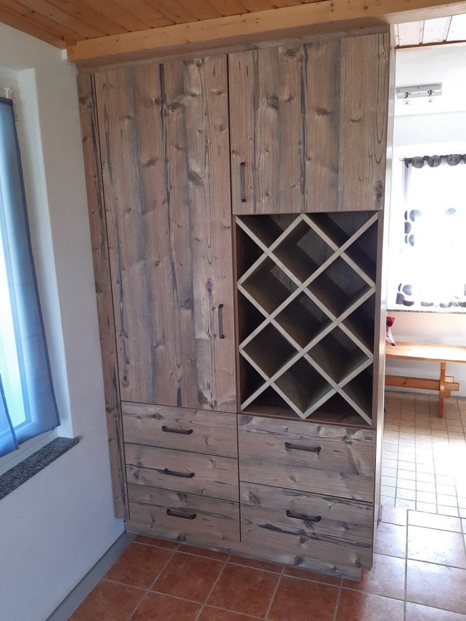 Wohnzimmerschrankwand aus Holz mit Tür, Schubladen, Weinhaltern