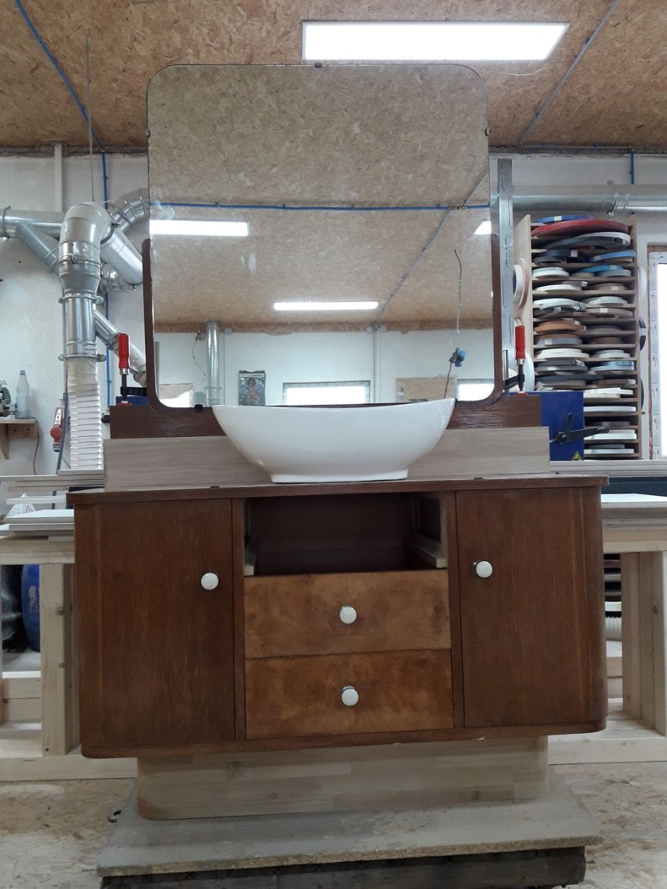 restaurierte Kommode aus dunklem Holz in der Werkstatt