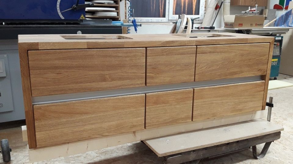 fertig gebaute Schubladenkommode aus Holz in der Werkstatt
