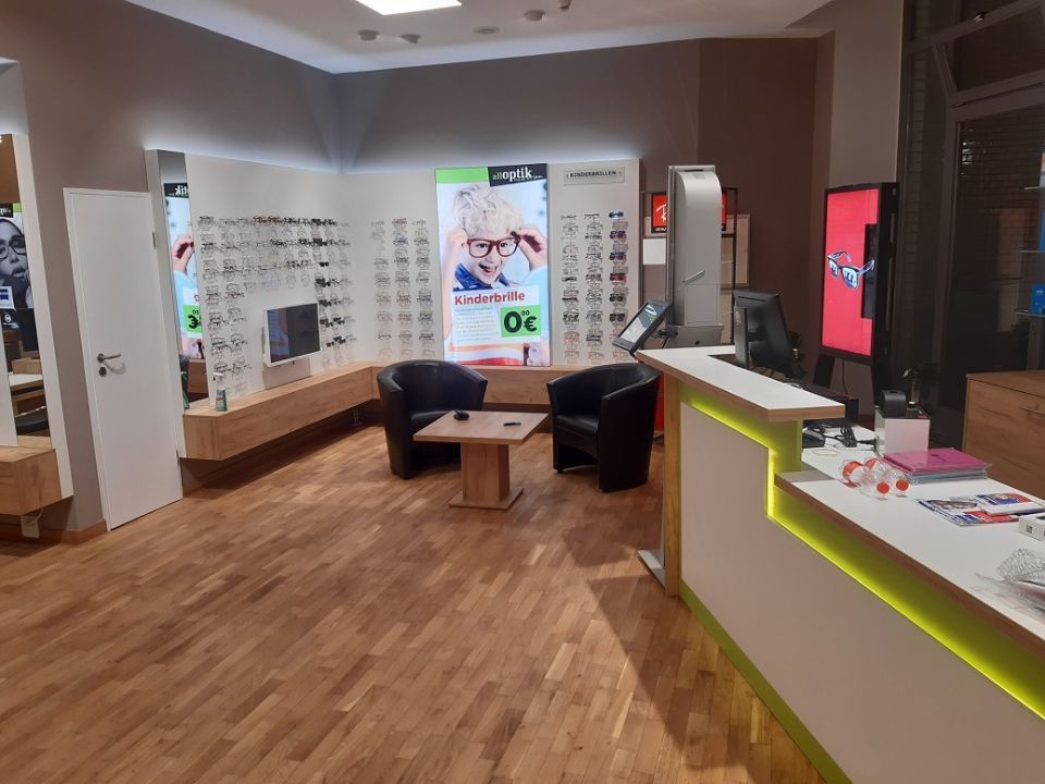 Ansicht Brillengeschäft, vorne rechts die Theke, hinten an der Wand Brillenmodelle