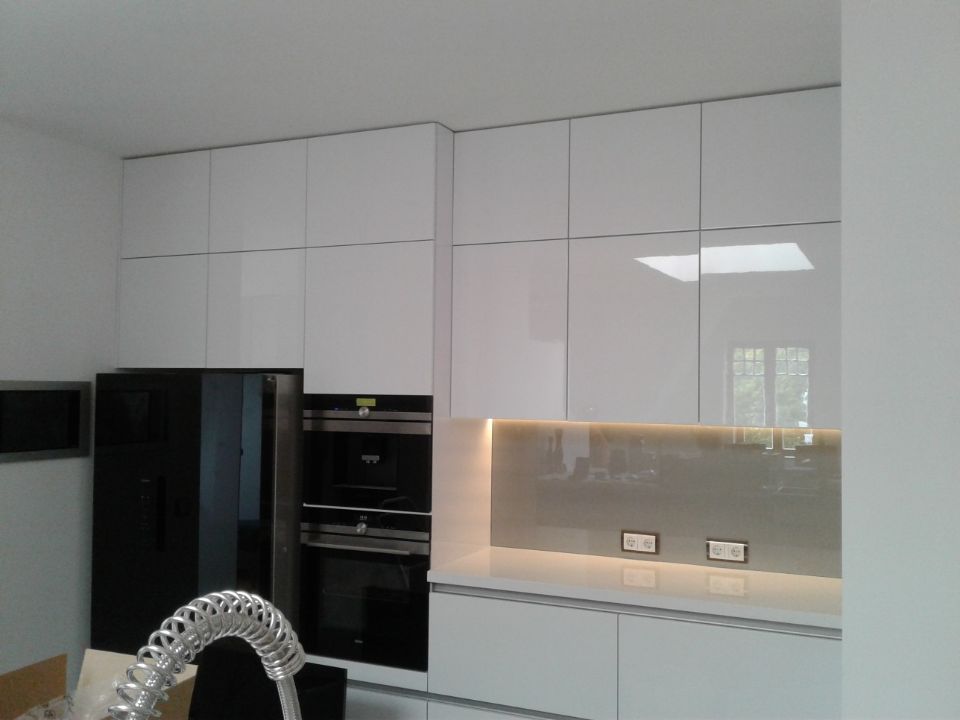 weiße Schrankwand Küche mit Hinterlicht und Ofen sowie Mikrowelle