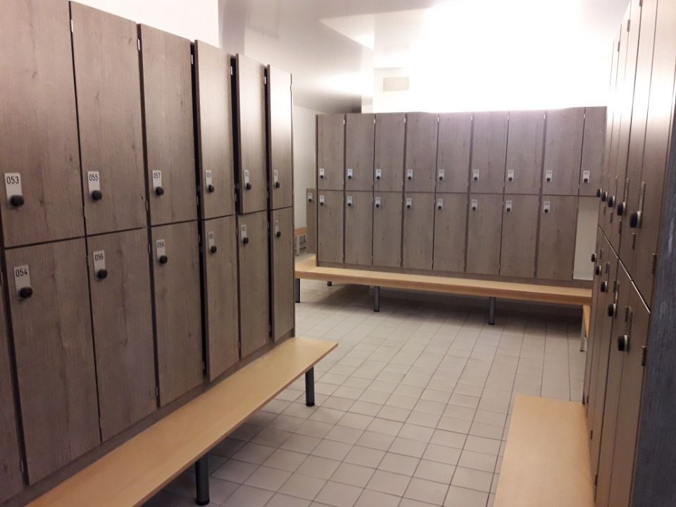 Spinde im Sportstudio, Türen gefertigt aus Holz