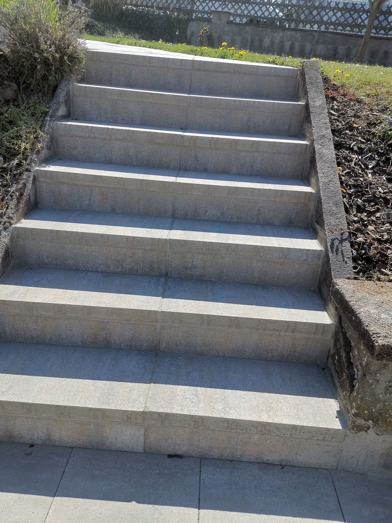 Im Freien führen Steintreppen nach oben.