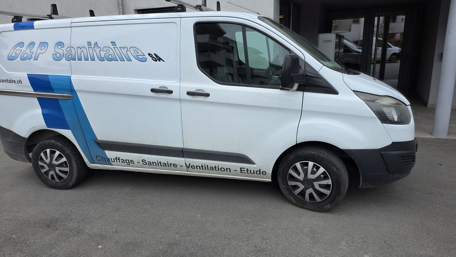 Salle de bains moderne avec deux lavabos, une baignoire et une fenêtre. Décoration en noir et blanc.