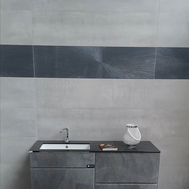 Badezimmer mit gefliester Wand in zwei Farben