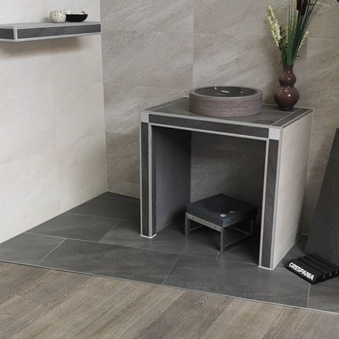 Wohnbereich mit neuem Boden und Fliesenwand