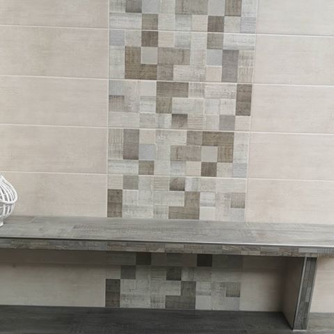 Wand mit Mosaikfliesen