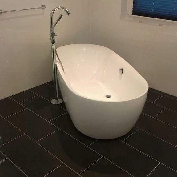 Badezimmer mit dunklem gefliesten Boden