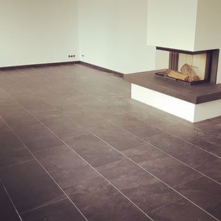 Boden mit großen Fliesen im Wohnbereich