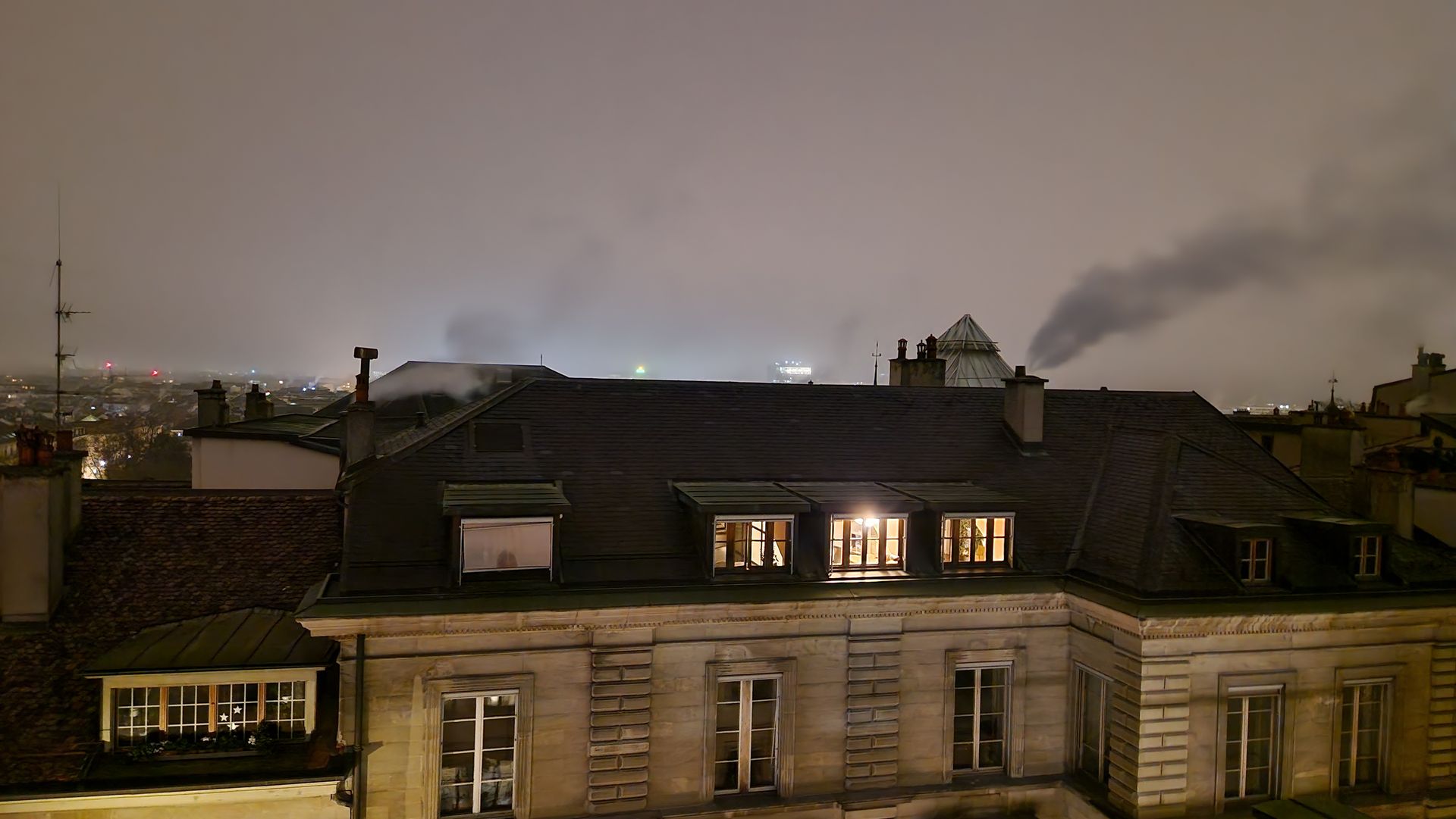 Une personne tient une boule de verre avec une maison à l'intérieur.