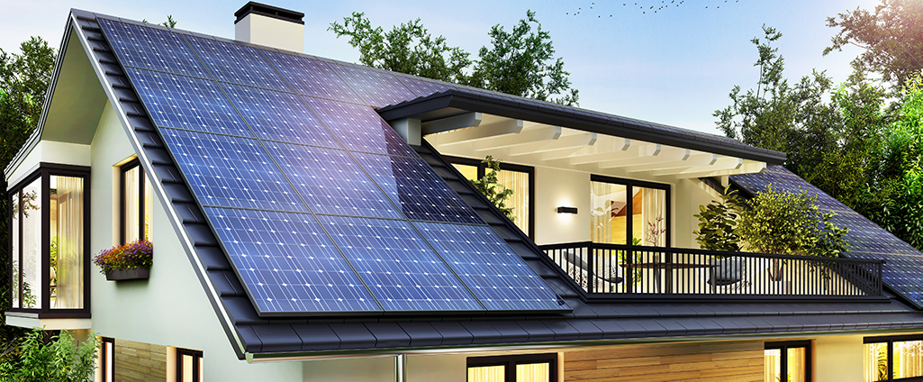 Maison avec un toit terrasse équipé de panneau solaire