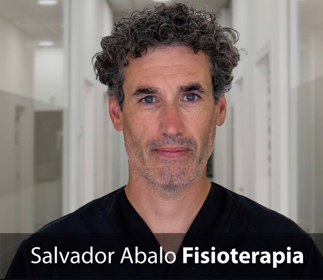 Retrato de Salvador Abalo en un pasillo, con el texto "Fisioterapia" superpuesto en la parte inferior.