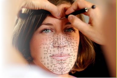 Une personne faisant un massage facial à une femme.