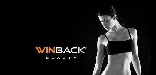 Une femme avec les cheveux attachés.