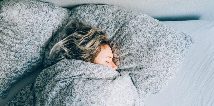 Une femme dans son lit.