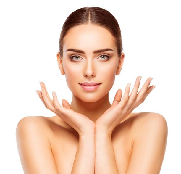 Le visage d'une femme et ses mains.