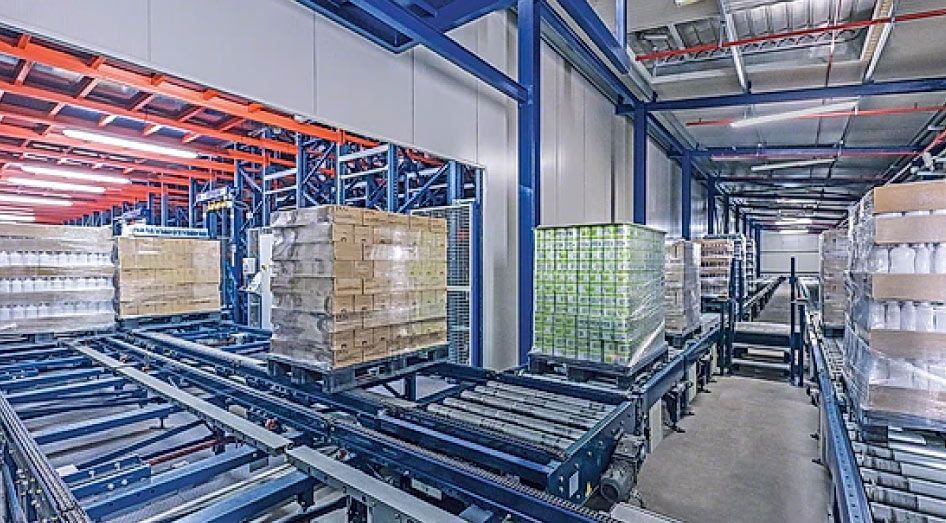 Un gran almacén lleno de muchas cajas y estantes.