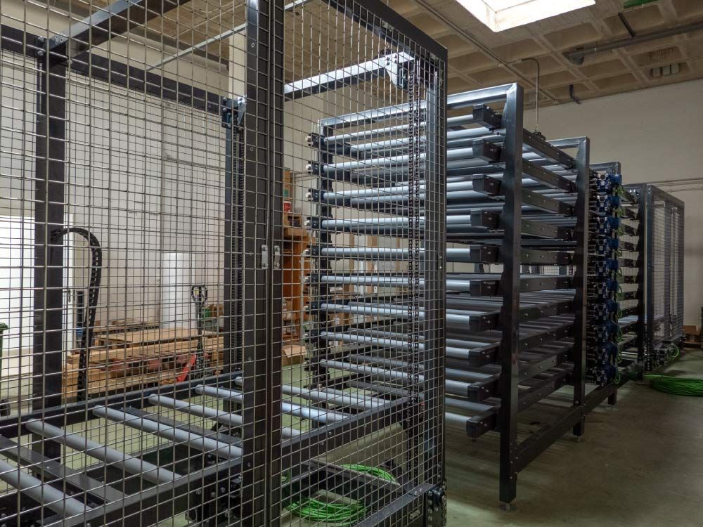 Un almacén lleno de muchos estantes de metal y una valla.