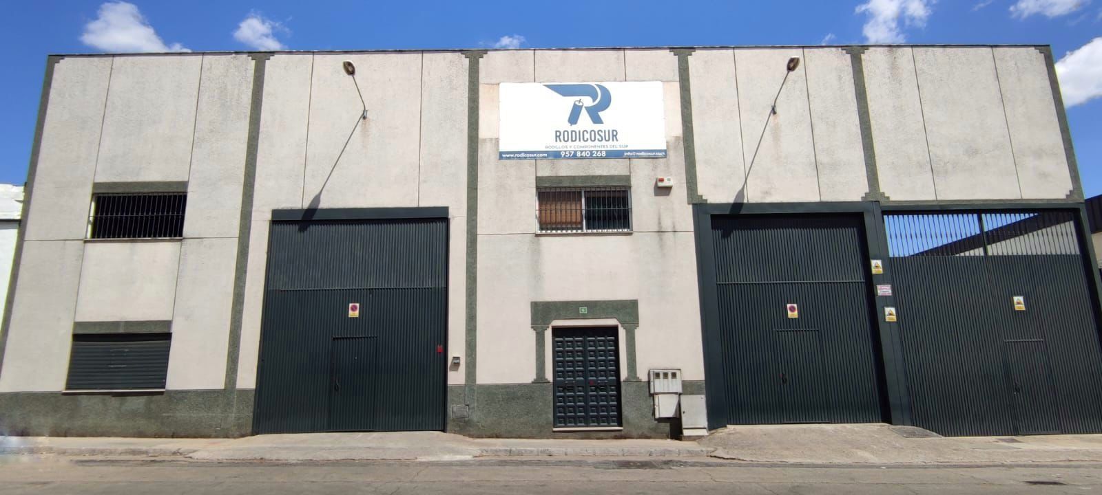 Un edificio con la letra r