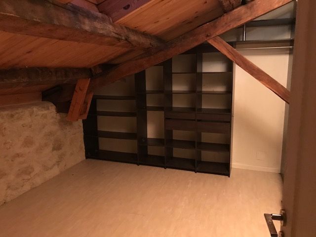 Chambre avec étagères noires.