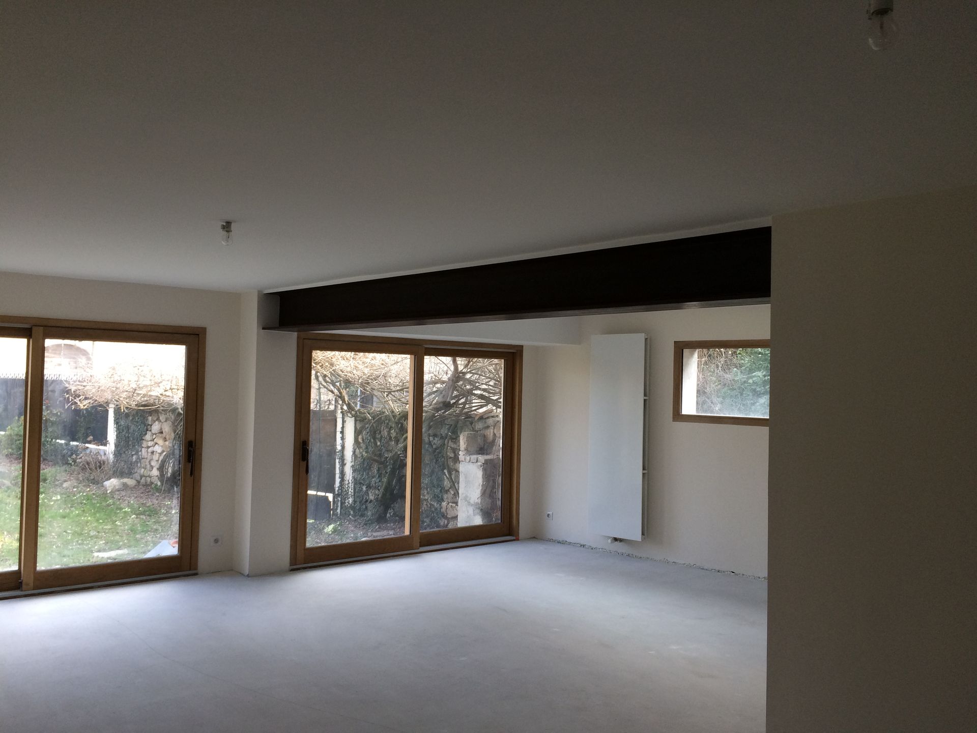 Espace d'une maison avec deux portes-fenêtres.