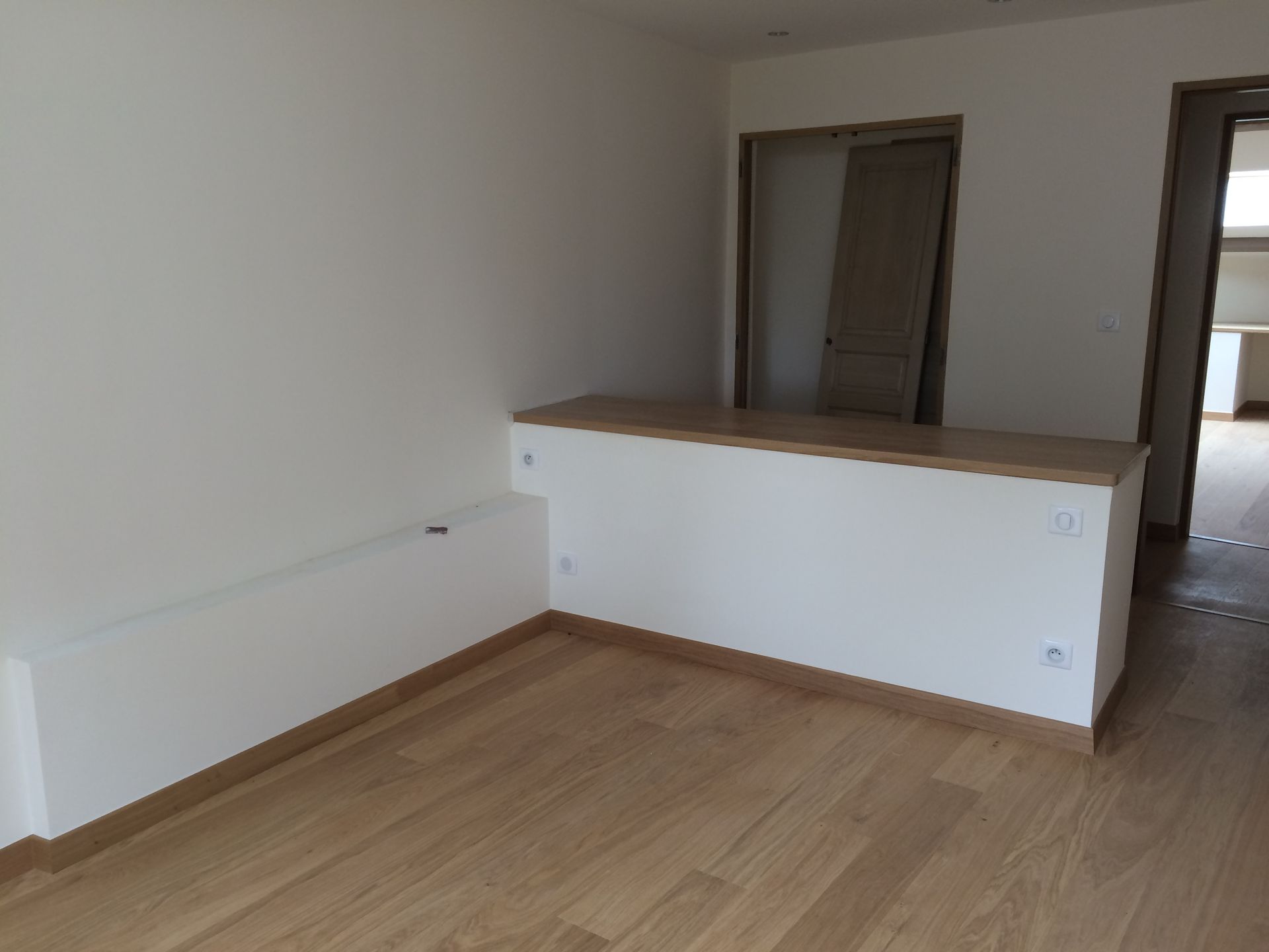 Pièce avec du parquet comme revêtement de sol.