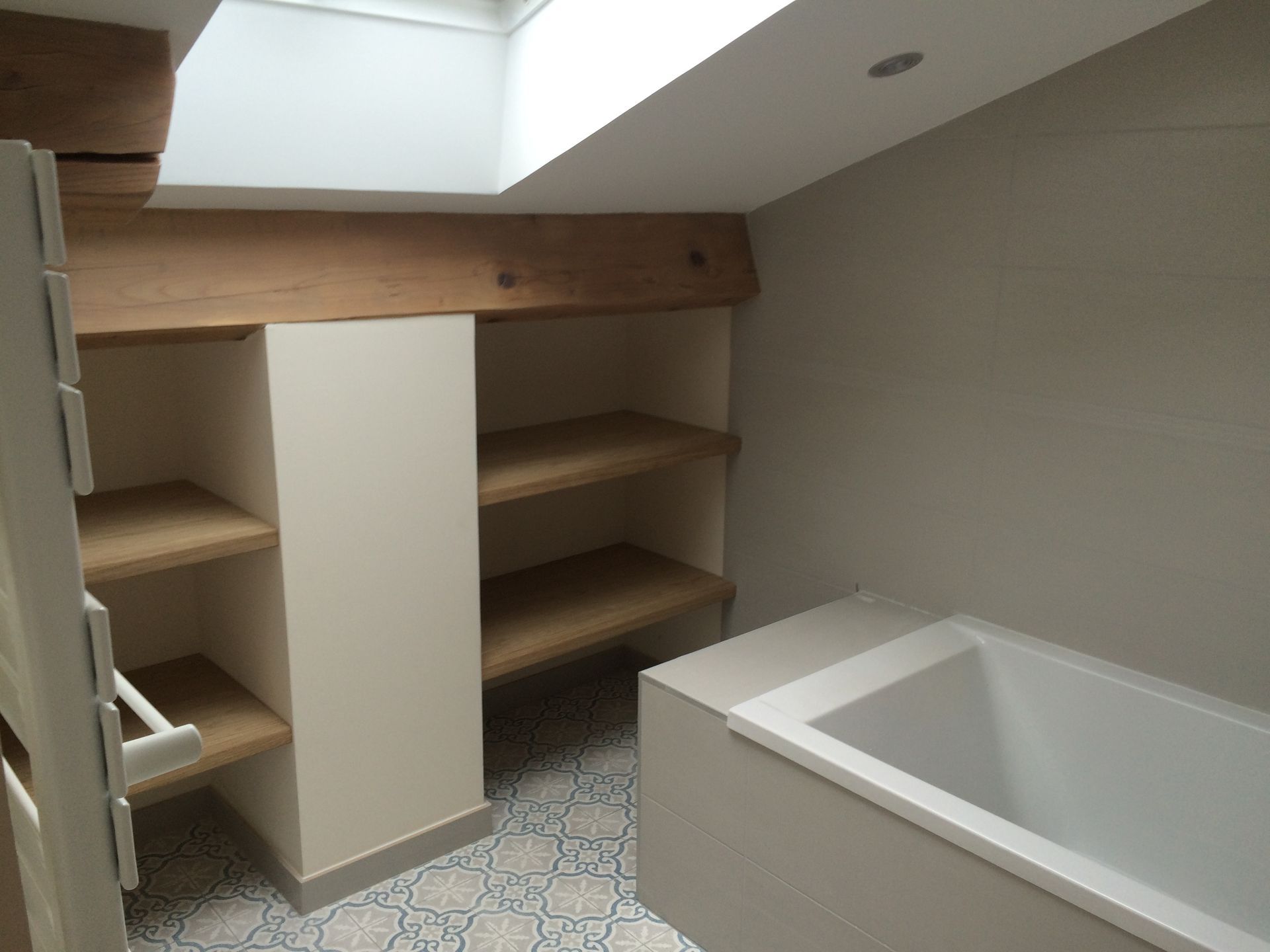 Salle de bains sous combles.