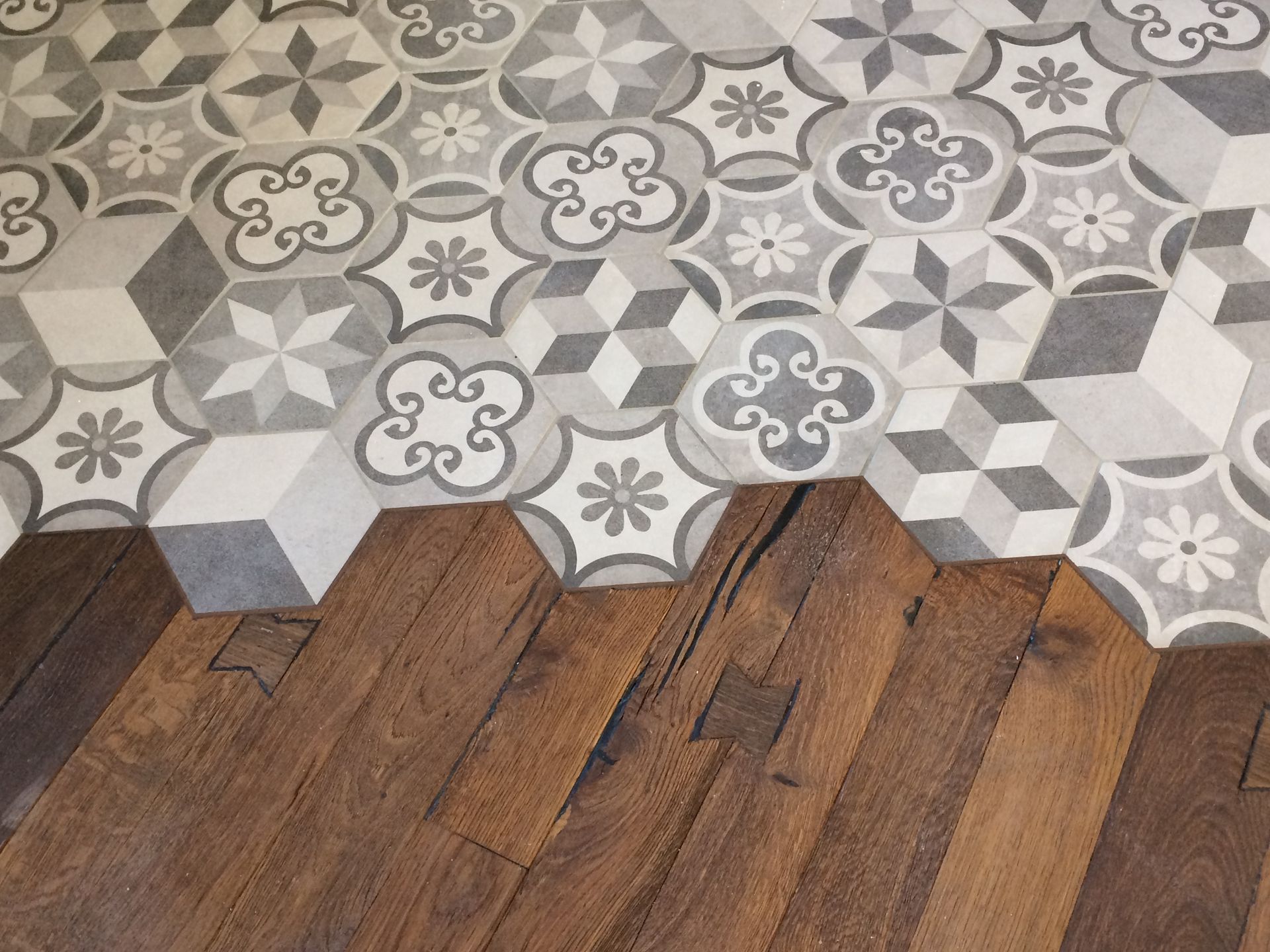 Sol avec revêtement parquet et PVC à plusieurs motifs.