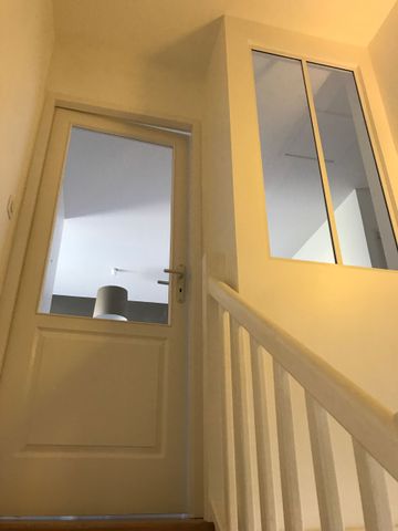 Escalier qui permet de monter dans une pièce fermée.