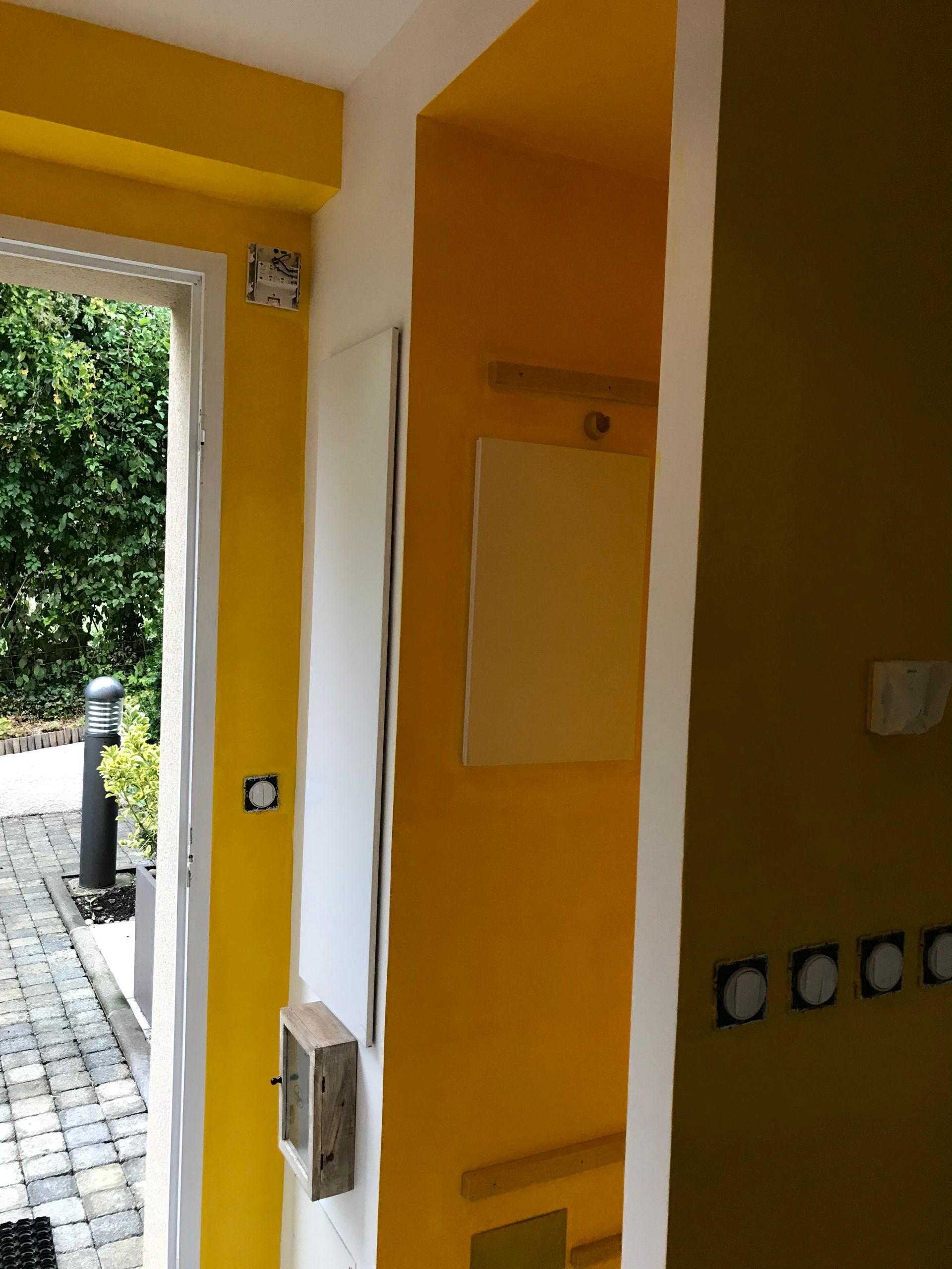 Entrée avec des murs colorés.