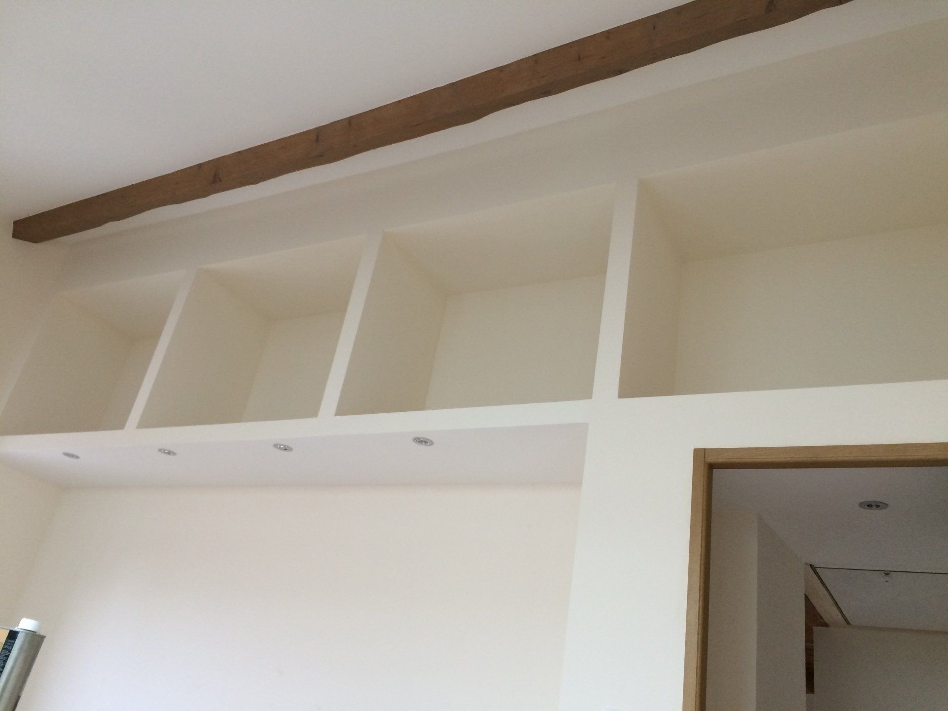 Mur d'une maison avec cases de rangements.