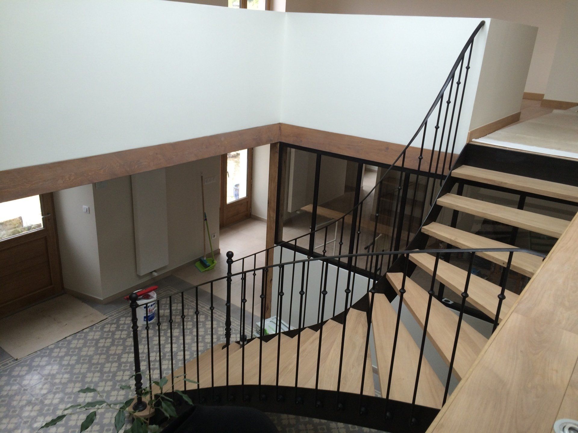 Escalier avec rambarde en métal.