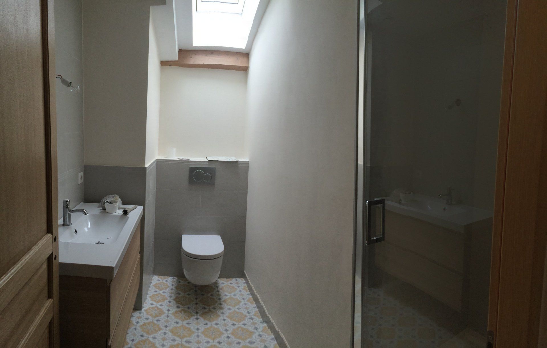 Entrée de WC avec un lavabo.