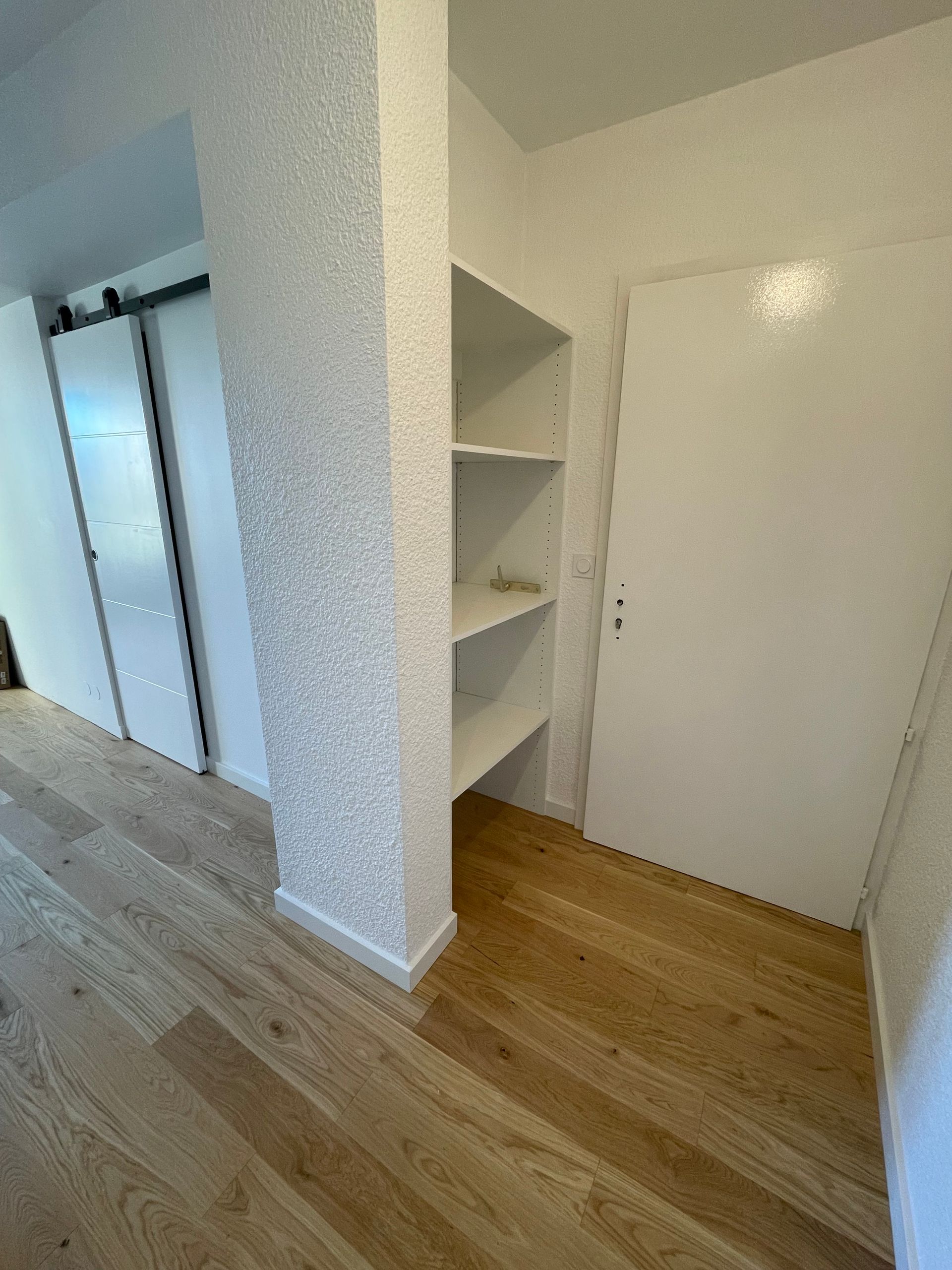 Étagère dans une entrée d'une maison.