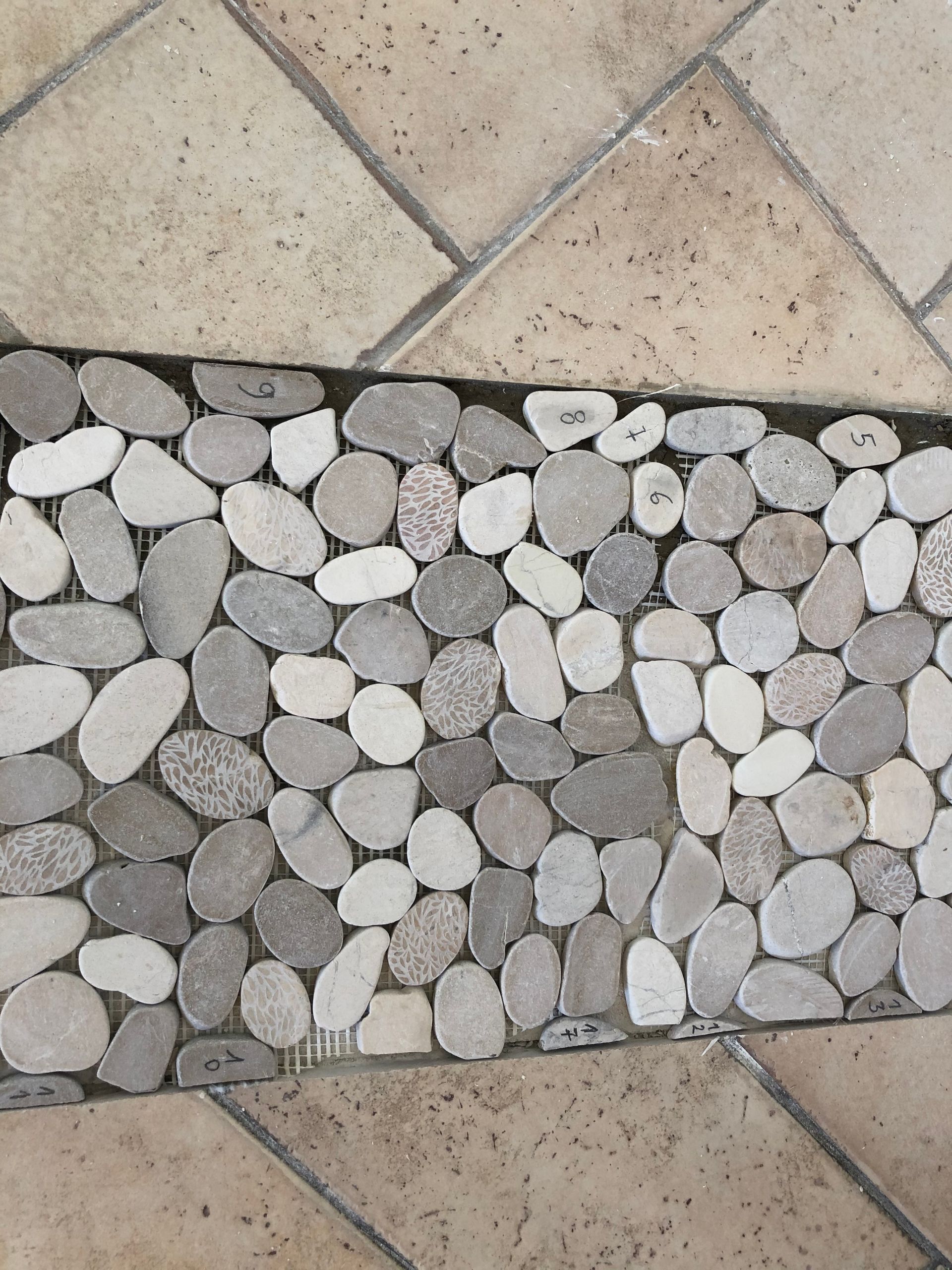 Carrelage avec galets.