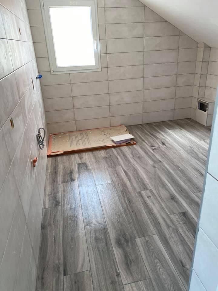 Salle de bains carrelée.