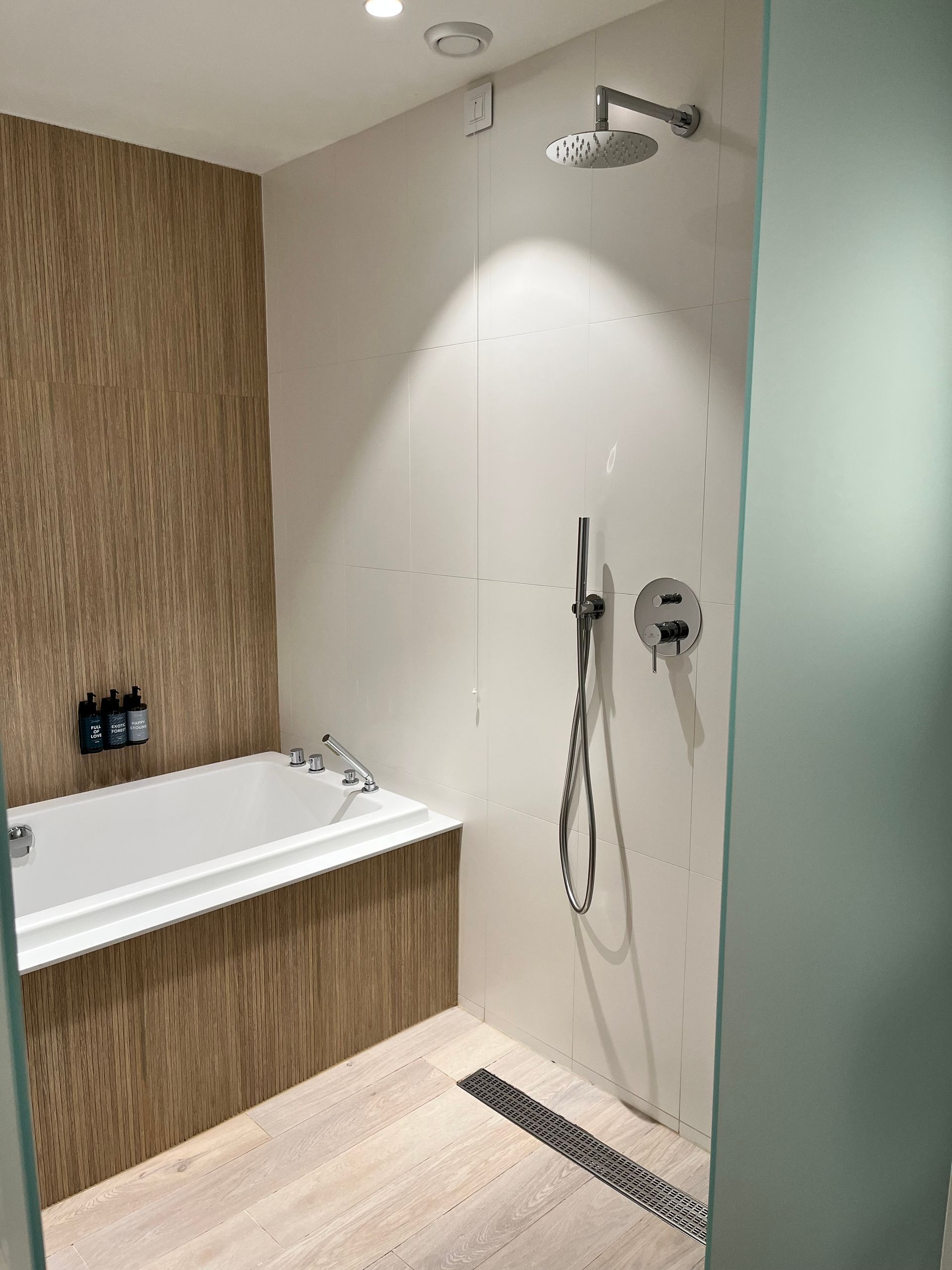Salle de bains avec douche et baignoire.