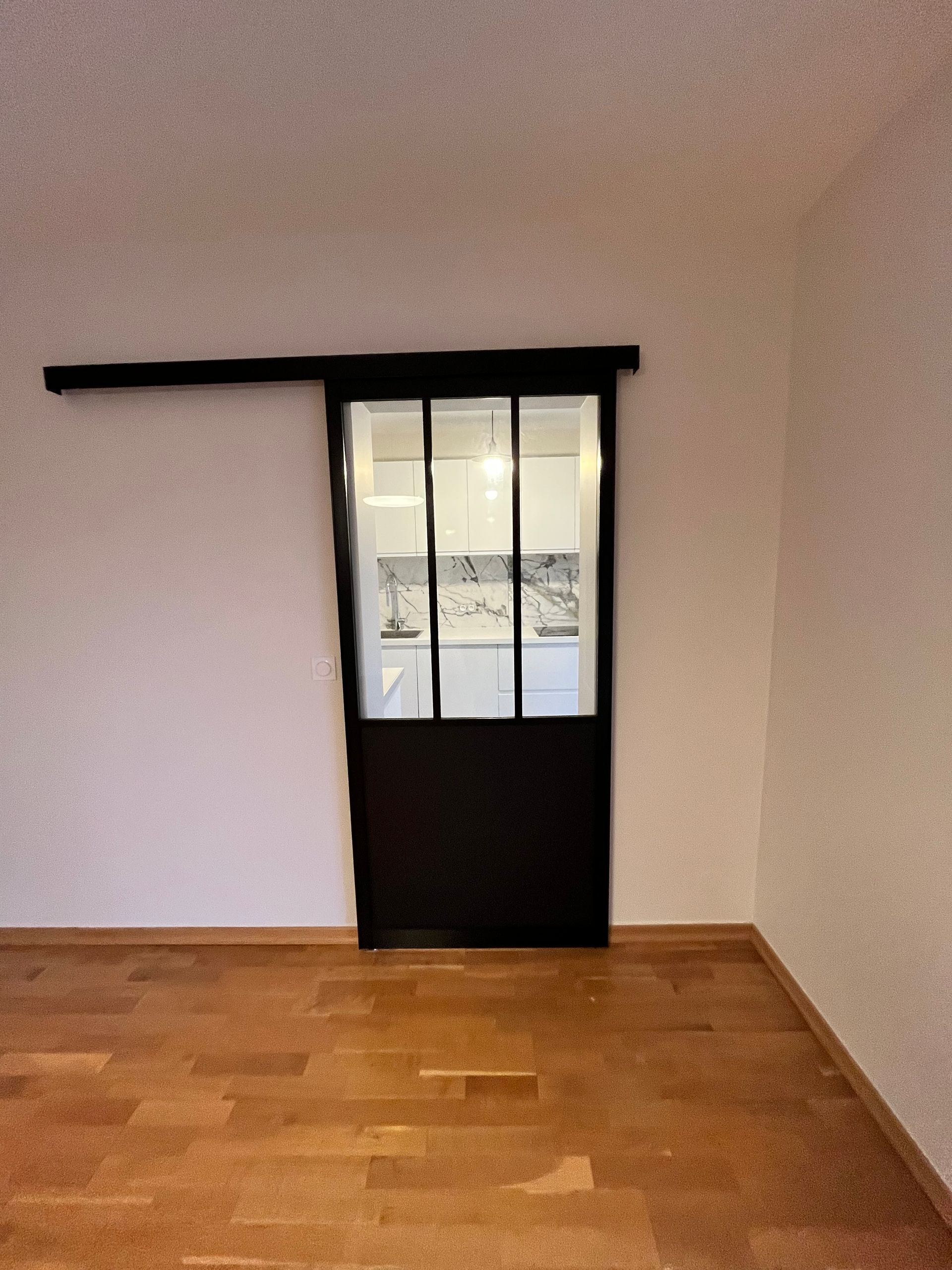 Porte coulissante noire.