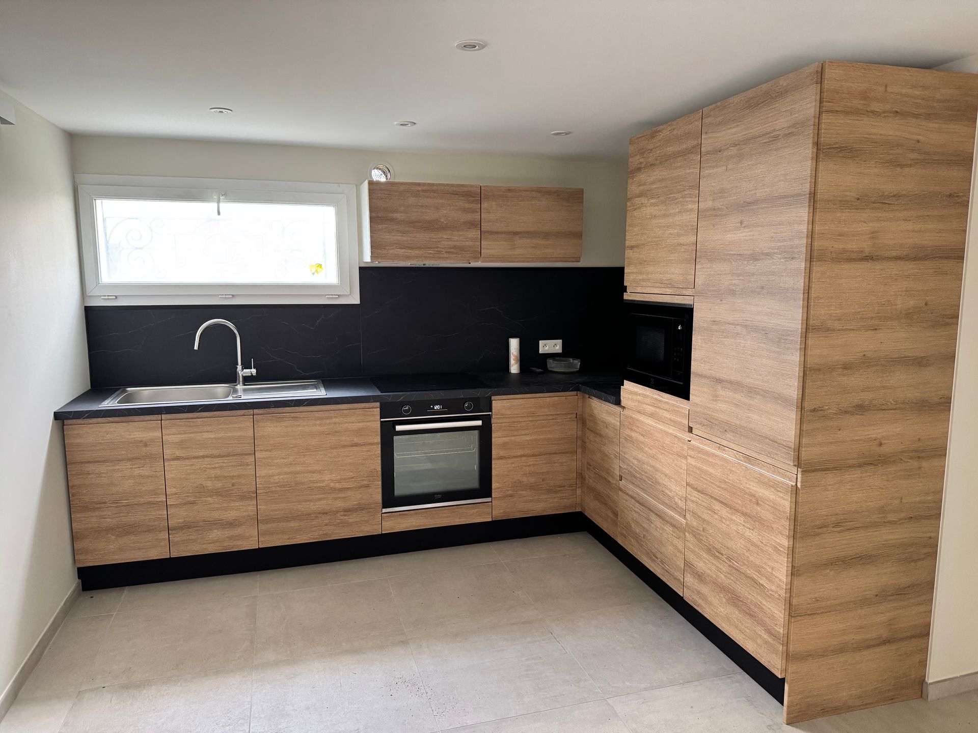 Cuisine avec plan de travail en bois.